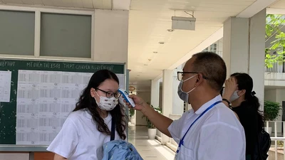 Thí sinh khẩu trang kín mít làm thủ tục dự thi tốt nghiệp THPT