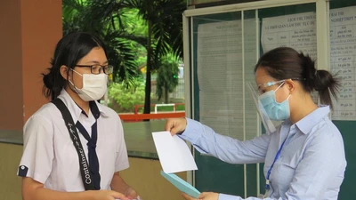 Thí sinh thoải mái bước vào bài thi đầu tiên của kỳ thi đặc biệt