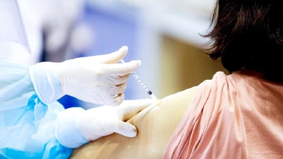 Trường học khảo sát về tiêm vaccine, phụ huynh băn khoăn 