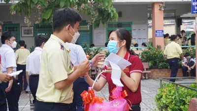 TP.HCM: Giáo viên tặng kẹo mút cho thí sinh trước giờ thi