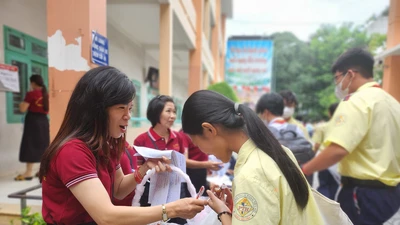 Ba mẹ, thầy cô 'tiếp sức' cho các sĩ tử trước kỳ thi vào lớp 10