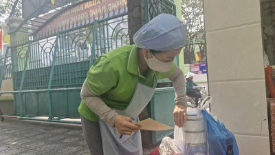 Vụ nghi thịt hết hạn: Hiệu trưởng 'rụng rời tay chân', phụ huynh đưa cơm trưa cho con