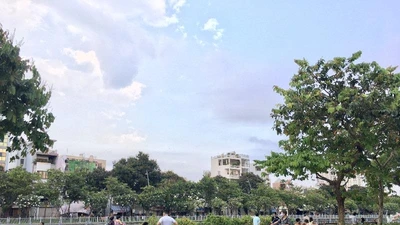 TP.HCM: Nhiều tuyến đường, công viên tụ tập đông người 