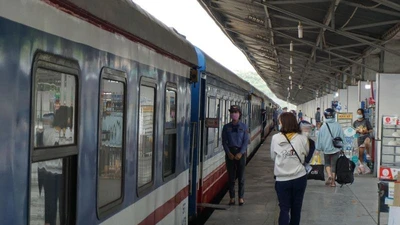 Sau hủy vé, người dân quay lại mua vé tàu về quê ăn tết