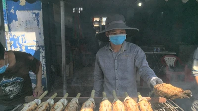 Người dân tranh thủ mua lễ vật cúng ngày Thần tài