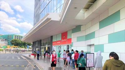 Người dân xếp hàng vào siêu thị mua sắm