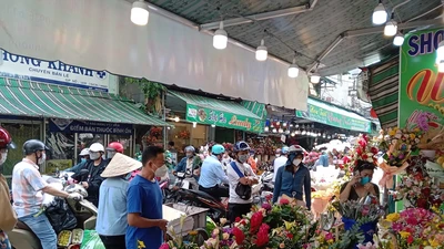 Ngày 20-10, hoa hồng có nơi bán giá 800.000 đồng/50 cành