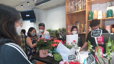 Khách mua hoa cho ngày 8-3 đông, cửa hàng hoa phấn khởi 