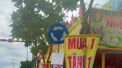 20 ngày nữa mới đến Trung Thu, nhiều điểm bán bánh đã khuyến mãi mua 1 tặng 1