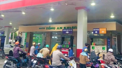 Khách hàng đổ xăng ở cửa hàng xăng dầu quận 7.