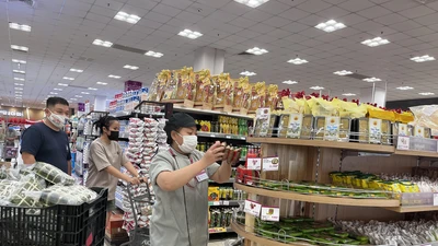 Siêu thị giảm giá sâu cận Tết, kéo dài thời gian mở cửa