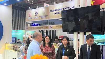 Đại diện Bộ Công thương, lãnh đạo Sở Công thương TP.HCM tham quan các gian hàng. ẢNH: TÚ UYÊN