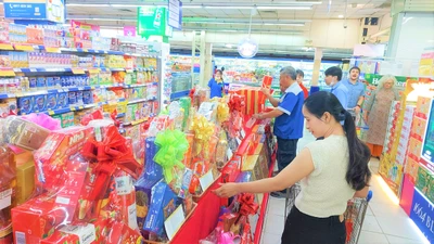 Có siêu thị bán được hơn 70 tỉ đồng giỏ quà tết 