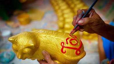 "Đột nhập" làng gốm Lái Thiêu xem làm mèo vàng đón Tết 