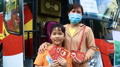 Công nhân phấn khởi đi chuyến xe 0 đồng về quê đón Tết