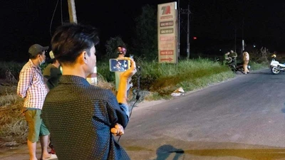 Nửa đêm mà nhiều người còn tới live stream vụ Tuấn 'khỉ' 