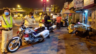 Dân nhậu lăn ra ngủ khi bị CSGT kiểm tra nồng độ cồn