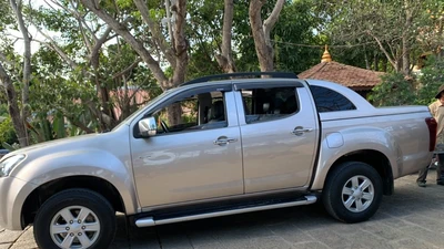 Ô tô đậu trước cửa biệt thự tại quận 2 thì biến mất