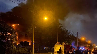 Cả trăm cảnh sát dập lửa trong khu chế xuất Tân Thuận