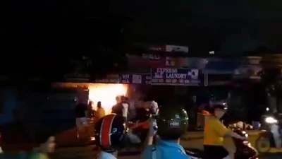 Nhiều khách hoảng loạn khi quán nước quận 7 cháy