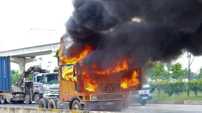 Xe container bốc cháy dữ dội trên xa lộ Hà Nội