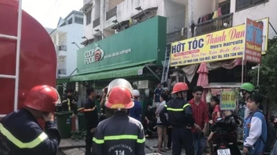 Giải cứu 6 sinh viên mắc kẹt trong đám cháy tại quận 9