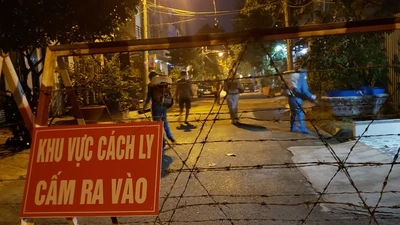 Hình ảnh phong tỏa tuyến đường ở Thủ Đức có người nghi nhiễm