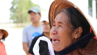 Người dân vùng lũ khóc khi nhận quà cứu trợ của nghệ sĩ