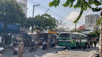 Cha ôm thi thể con gái sau va chạm với xe buýt ở TP Thủ Đức