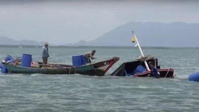 Sà lan tông chìm tàu lai dắt, 3 người trôi trên biển Cần Giờ