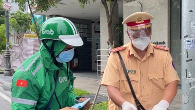 Mua áo Grab đi giao hàng, bị phạt vì ra đường không cần thiết