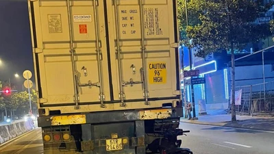 TP.HCM: Thanh niên 20 tuổi tông đuôi container tử vong tại chỗ
