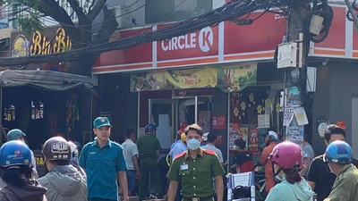 Sập trần một cửa hàng tiện lợi tại quận 4