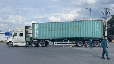 2 mẹ con tử vong sau va chạm với xe container tại vòng xoay Mỹ Thuỷ
