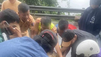 Các chiến sĩ chốt CSGT đèo Bảo Lộc vừa dọn đường xong thì gặp nạn