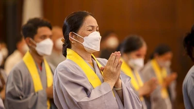 Video: Người thân của các nạn nhân mất vì COVID bật khóc trong đại lễ cầu siêu