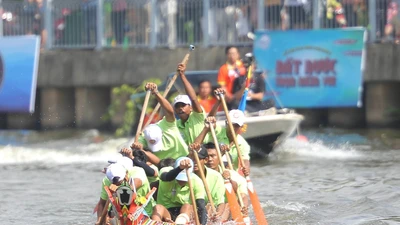 Video: Người dân TP.HCM đội nắng nóng xem lễ hội đua ghe ngo 