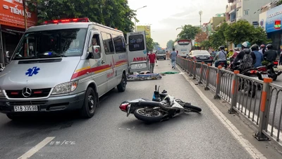 Video: Xe máy tông vào dải phân cách, một thanh niên chết tại chỗ