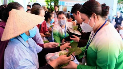 Video: Phiên chợ lấy lá thay tiền ấm lòng bệnh nhân khó khăn