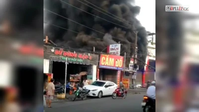 Video: Cháy cửa hàng xe máy, thiêu rụi hàng trăm chiếc xe