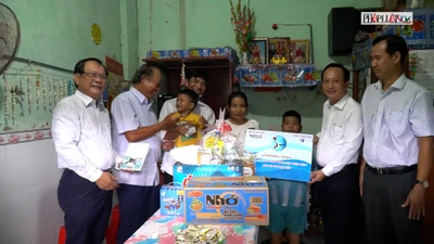 Nguyên Phó Thủ tướng Thường trực Trương Hoà Bình thăm ngư dân Bạc Liêu