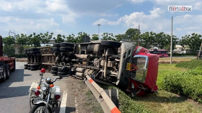 Video: Container chở hàng chục tấn giấy lật nhào xuống đường khi đang ôm cua 