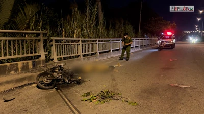 Video: Một sinh viên năm cuối tử vong bên cạnh chiếc xe máy bốc cháy