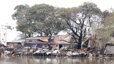 Video: Hiện trường đổ nát sau vụ cháy ven kênh Đôi, quận 8