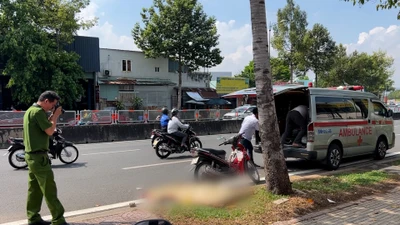 Video: Đang lưu thông, người đàn ông bỗng dừng xe, nằm chết trên vỉa hè