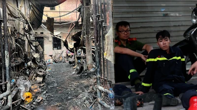 Video: Cháy kinh hoàng ở Hà Nội, nhân chứng kể gì?