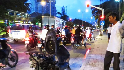 Xe máy bốc cháy khi đang chạy giữa đường phố