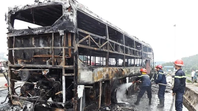 Xe giường nằm bốc cháy, hành khách hoảng loạn