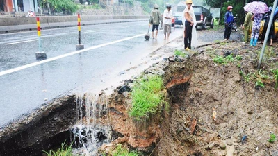 Quốc lộ 1 sạt lở, sơ tán 3 gia đình do nhà sập