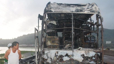 Xe giường nằm cháy rụi, 25 hành khách chạy thoát thân